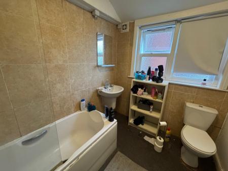 6 bedroom Semi-detached house to let in Millicent Road, West Bridgford, NG2