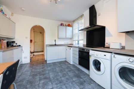 6 bedroom Semi-detached house to let in Millicent Road, West Bridgford, NG2