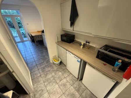 6 bedroom Semi-detached house to let in Millicent Road, West Bridgford, NG2