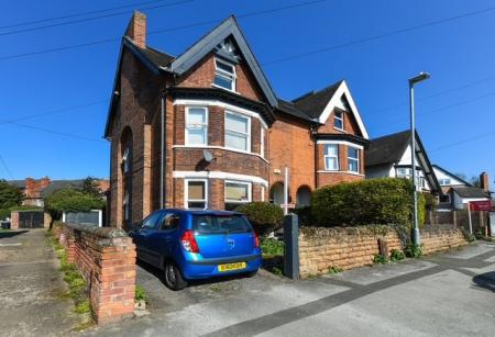 6 bedroom Semi-detached house to let in Millicent Road, West Bridgford, NG2