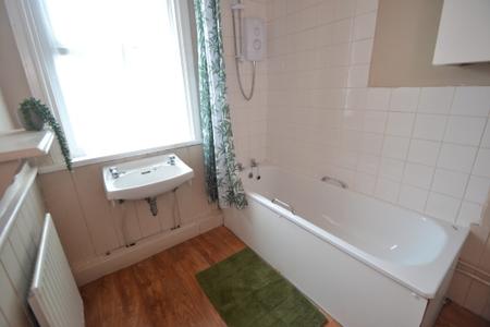 2 bedroom Flat to let in Henry Road, West Bridgford, NG2