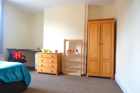 4 bedroom Semi-detached house to let in Bridge Grove, West Bridgford, NG2