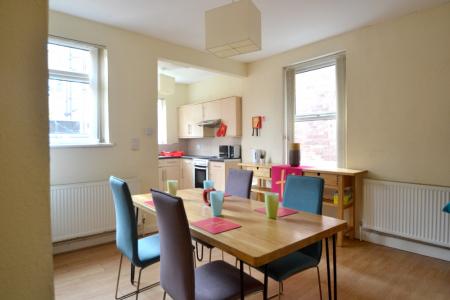 4 bedroom Semi-detached house to let in Bridge Grove, West Bridgford, NG2