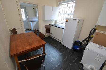 4 bedroom Semi-detached house to let in (4BED) Derby Grove, Lenton, Nottingham, NG7