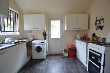 4 bedroom Semi-detached house to let in (4BED) Derby Grove, Lenton, Nottingham, NG7