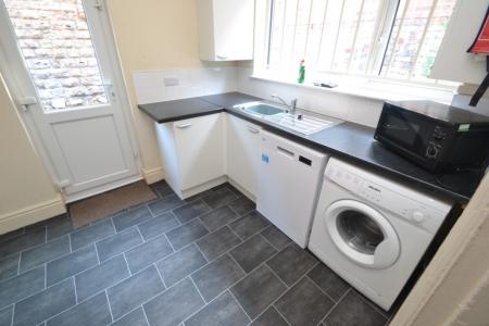 4 bedroom Semi-detached house to let in (4BED) Derby Grove, Lenton, Nottingham, NG7