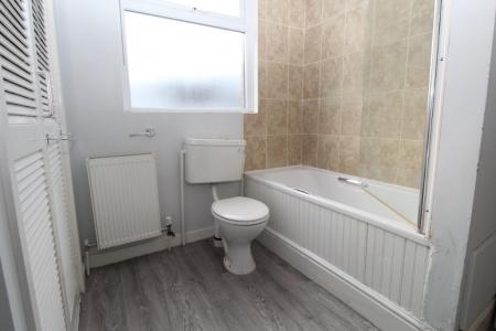 4 bedroom Flat to let in (26/27) Castle Boulevard, Lenton, Nottingham, NG7