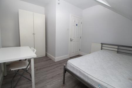 4 bedroom Flat to let in (26/27) Castle Boulevard, Lenton, Nottingham, NG7