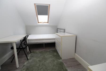 4 bedroom Flat to let in (26/27) Castle Boulevard, Lenton, Nottingham, NG7