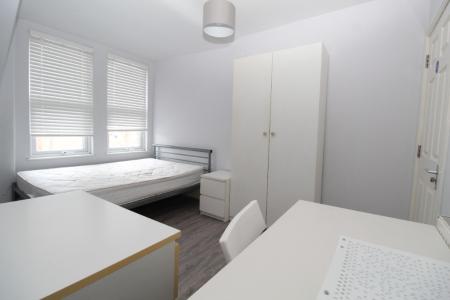 4 bedroom Flat to let in (26/27) Castle Boulevard, Lenton, Nottingham, NG7