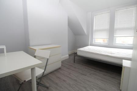 4 bedroom Flat to let in (26/27) Castle Boulevard, Lenton, Nottingham, NG7