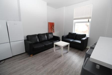 4 bedroom Flat to let in (26/27) Castle Boulevard, Lenton, Nottingham, NG7