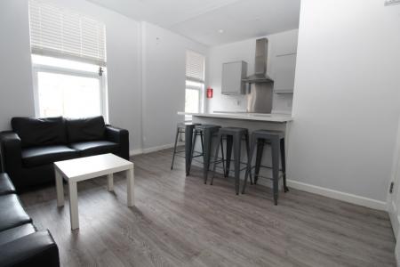 4 bedroom Flat to let in (26/27) Castle Boulevard, Lenton, Nottingham, NG7