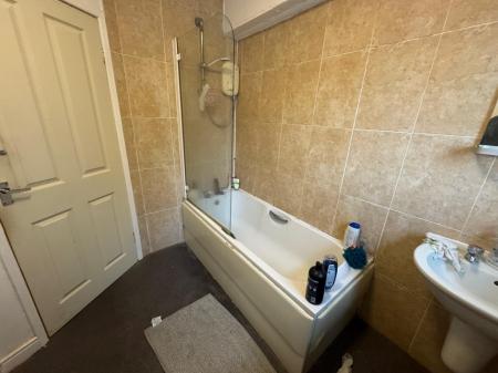 5 bedroom Flat to let in (5 Bed) Millicent Road, West Bridgford, NG2