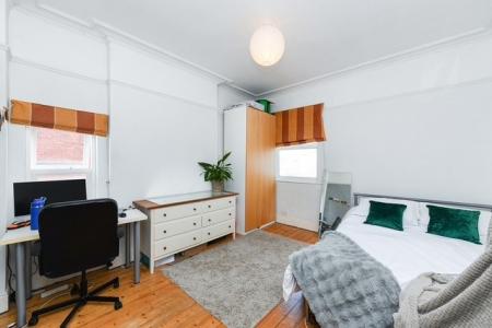 5 bedroom Flat to let in (5 Bed) Millicent Road, West Bridgford, NG2