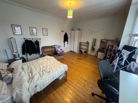 5 bedroom Flat to let in (5 Bed) Millicent Road, West Bridgford, NG2