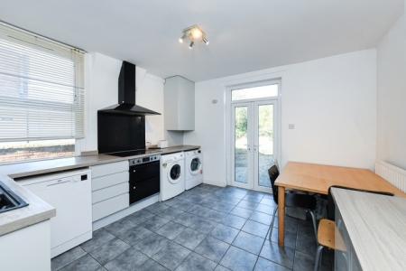 5 bedroom Flat to let in (5 Bed) Millicent Road, West Bridgford, NG2