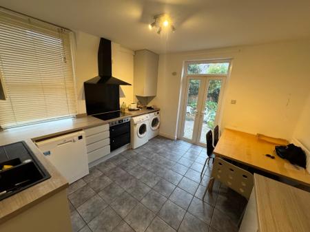 5 bedroom Flat to let in (5 Bed) Millicent Road, West Bridgford, NG2