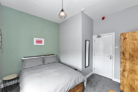 12 bedroom Town house to let in (12-bed) Waverley Street, Arboretum, Nottingham, NG7