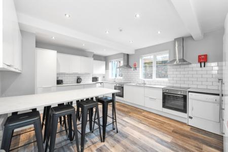 12 bedroom Town house to let in (12-bed) Waverley Street, Arboretum, Nottingham, NG7