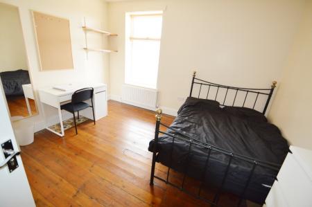 4 bedroom Terraced House for sale in City Road, Dunkirk, Nottingham, NG7