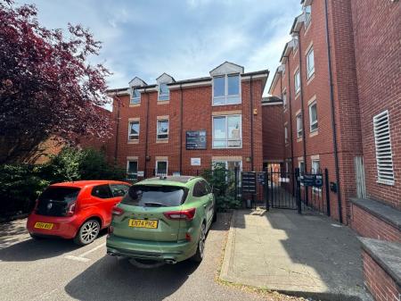 5 bedroom Flat to let in Middle Street, Beeston, NG9