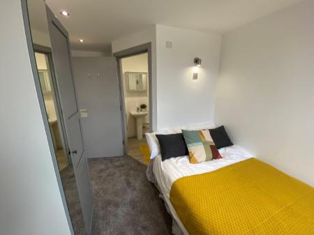 5 bedroom Flat to let in Middle Street, Beeston, NG9