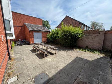 5 bedroom Flat to let in Middle Street, Beeston, NG9