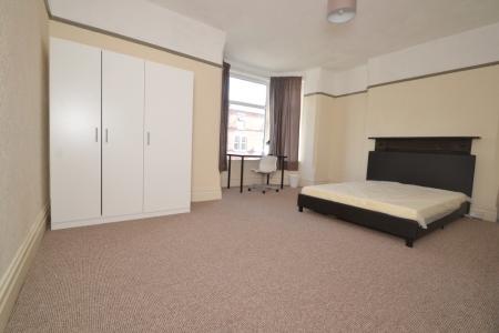 4 bedroom Semi-detached house to let in (4BED) Trent Boulevard, West Bridgford, NG2