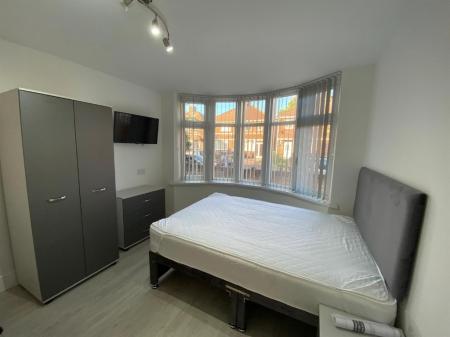 6 bedroom Semi-detached house to let in Queens Road East, Beeston, NG9