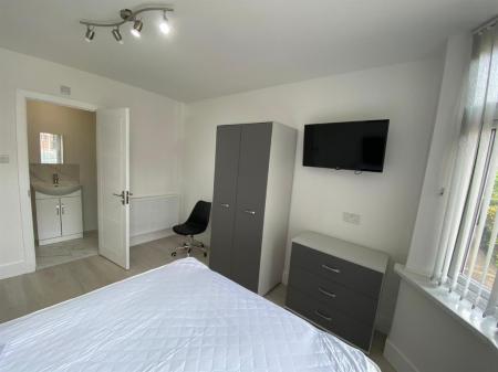 6 bedroom Semi-detached house to let in Queens Road East, Beeston, NG9