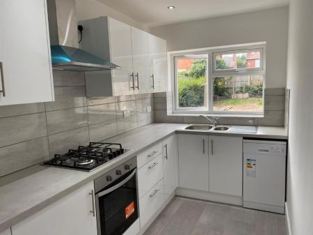 6 bedroom Semi-detached house to let in Queens Road East, Beeston, NG9