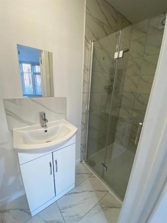 6 bedroom Semi-detached house to let in Queens Road East, Beeston, NG9