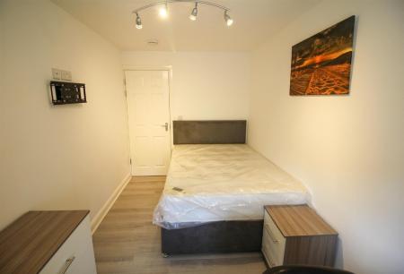 6 bedroom Detached house to let in Fletcher Road, Nottingham, NG9