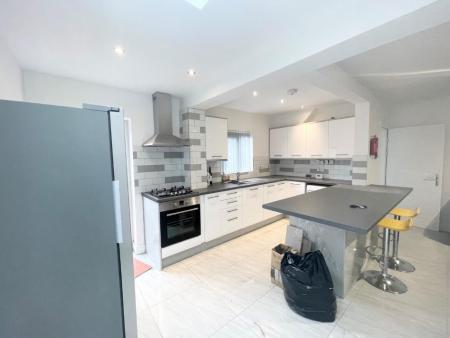 6 bedroom Semi-detached house to let in Coventry Road, Beeston, NG9
