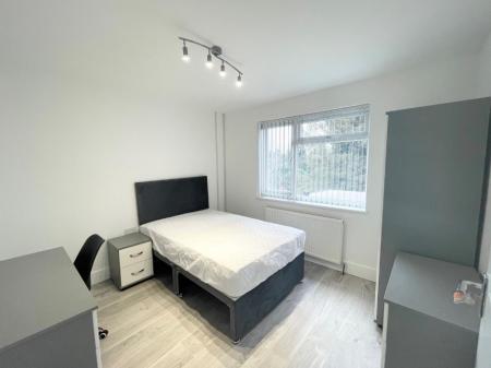 6 bedroom Semi-detached house to let in Coventry Road, Beeston, NG9