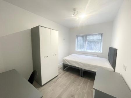 6 bedroom Semi-detached house to let in Coventry Road, Beeston, NG9