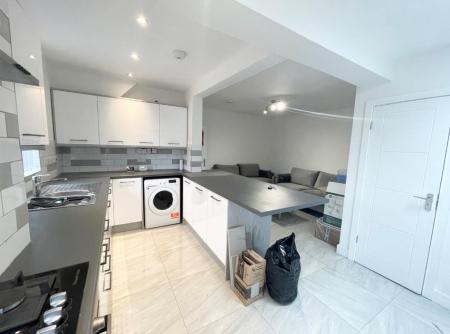 6 bedroom Semi-detached house to let in Coventry Road, Beeston, NG9