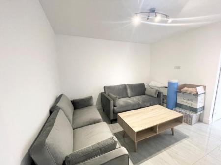 6 bedroom Semi-detached house to let in Coventry Road, Beeston, NG9