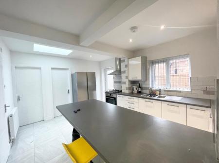 6 bedroom Semi-detached house to let in Coventry Road, Beeston, NG9