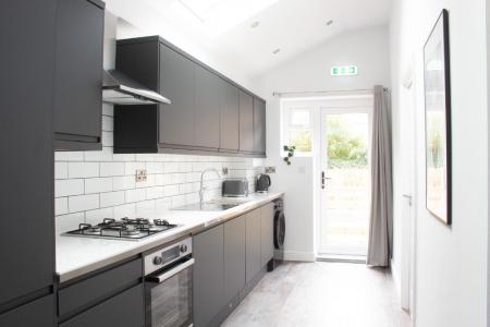 6 bedroom Semi-detached house to let in Salisbury Street, Beeston, NG9