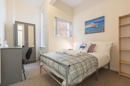 4 bedroom Flat to let in Noel Street, Hyson Green, Nottingham, NG7