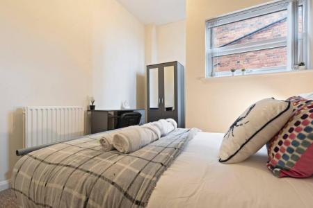 4 bedroom Flat to let in Noel Street, Hyson Green, Nottingham, NG7