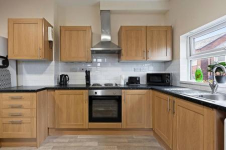 4 bedroom Flat to let in Noel Street, Hyson Green, Nottingham, NG7