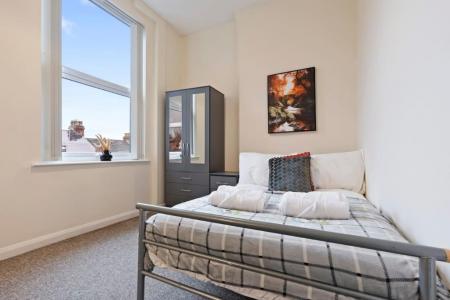 4 bedroom Flat to let in Noel Street, Hyson Green, Nottingham, NG7