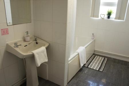 3 bedroom Flat to let in Noel Street, Hyson Green, Nottingham, NG7