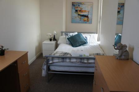 3 bedroom Flat to let in Noel Street, Hyson Green, Nottingham, NG7