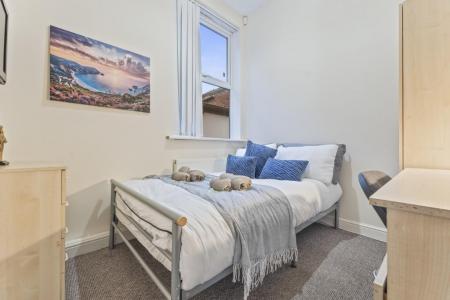 4 bedroom Flat to let in Noel Street, Hyson Green, Nottingham, NG7