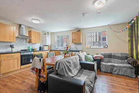 6 bedroom Flat to let in North Sherwood Street, Arboretum, Nottingham, NG1