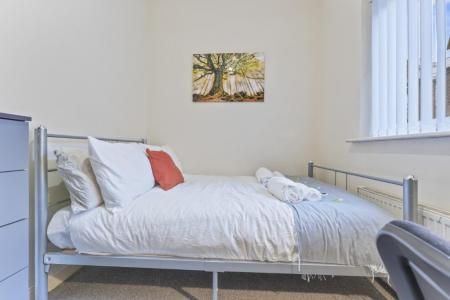 5 bedroom Terraced House to let in Peveril Street, Radford, Nottingham, NG7